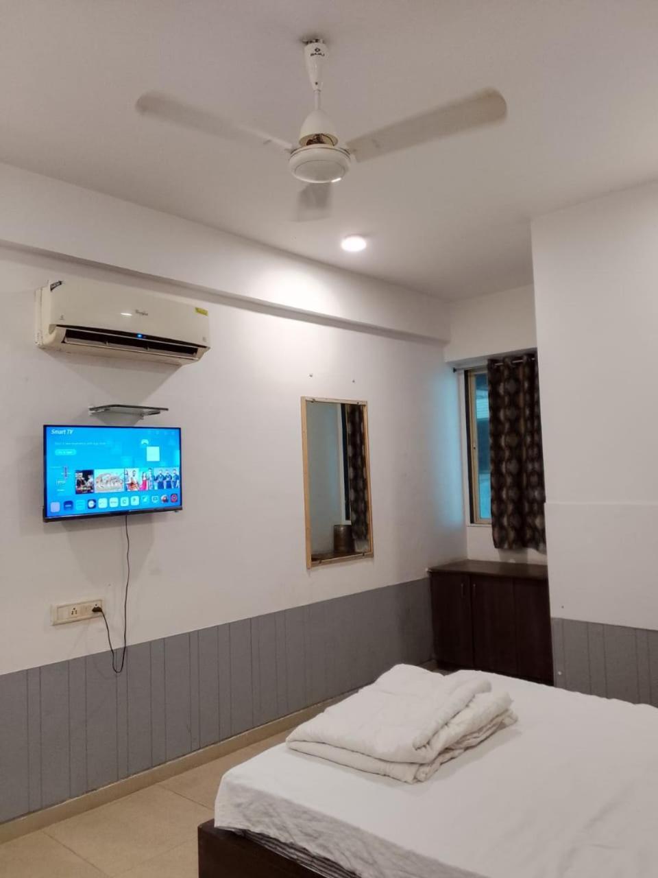Infinity Rooms & Banquet Surat Ngoại thất bức ảnh
