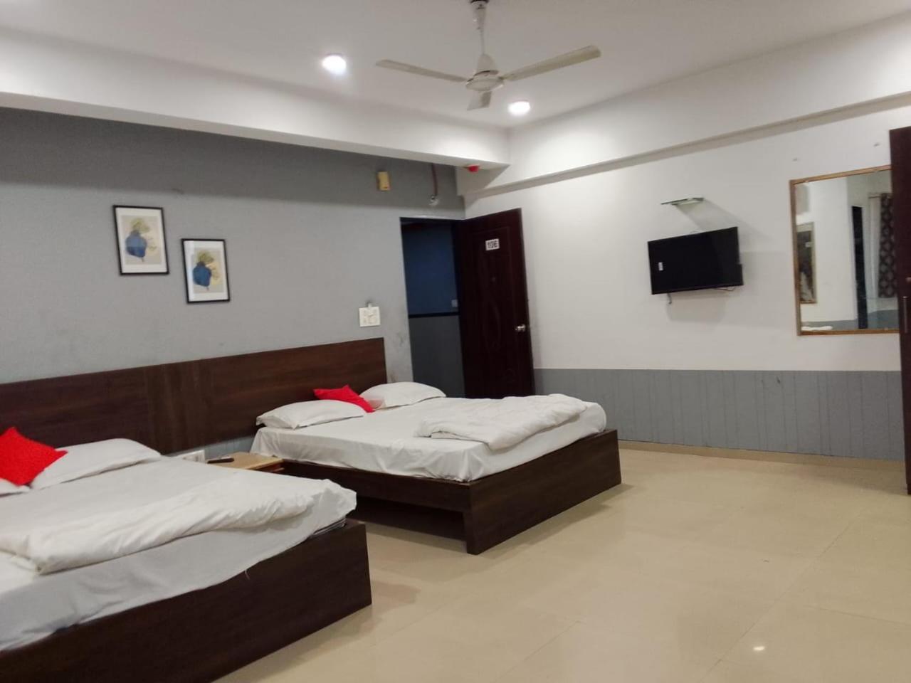 Infinity Rooms & Banquet Surat Ngoại thất bức ảnh