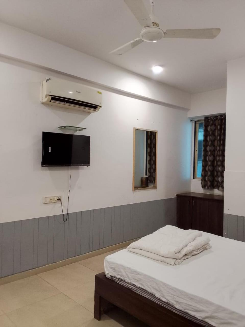 Infinity Rooms & Banquet Surat Ngoại thất bức ảnh