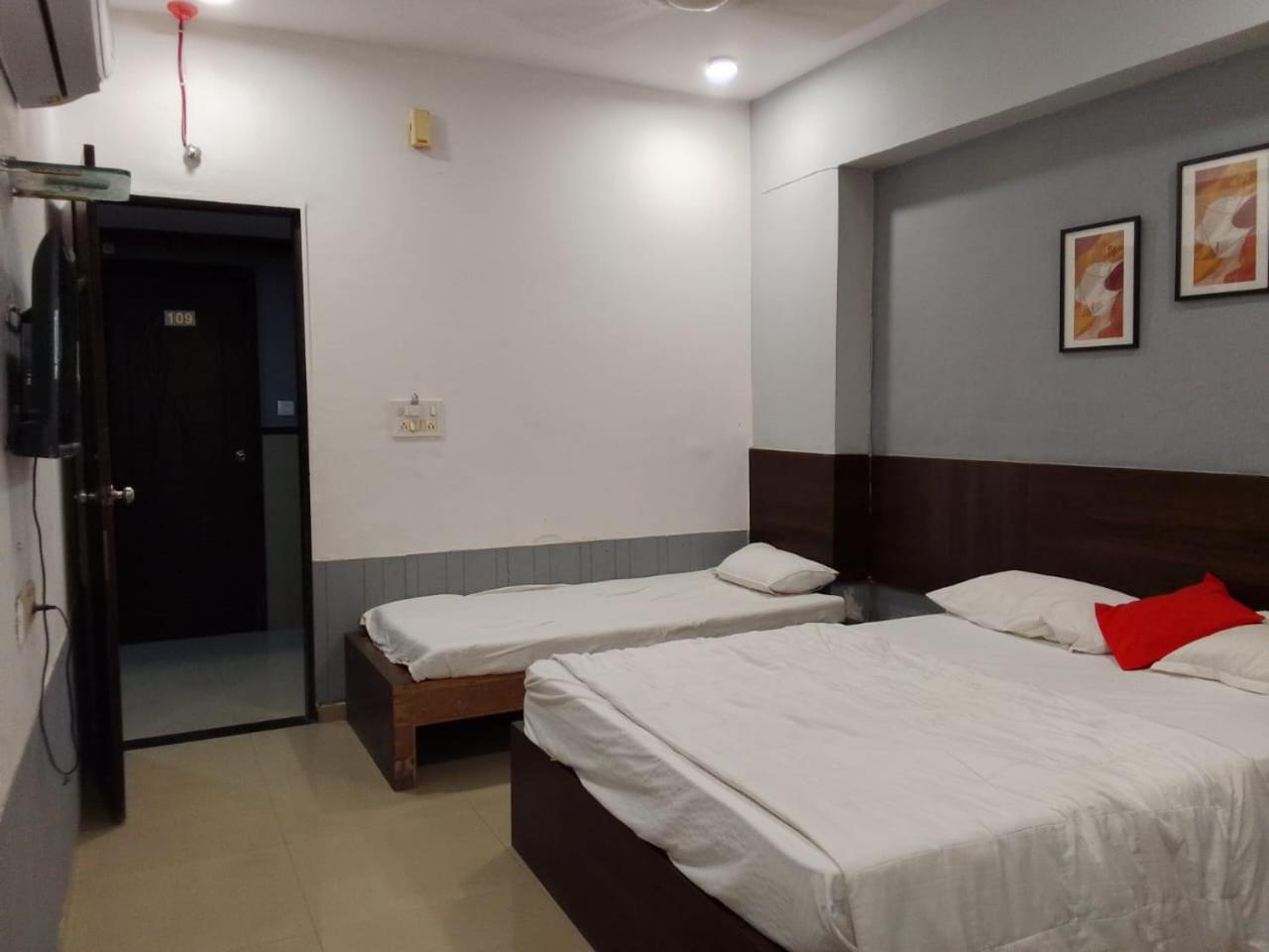 Infinity Rooms & Banquet Surat Ngoại thất bức ảnh