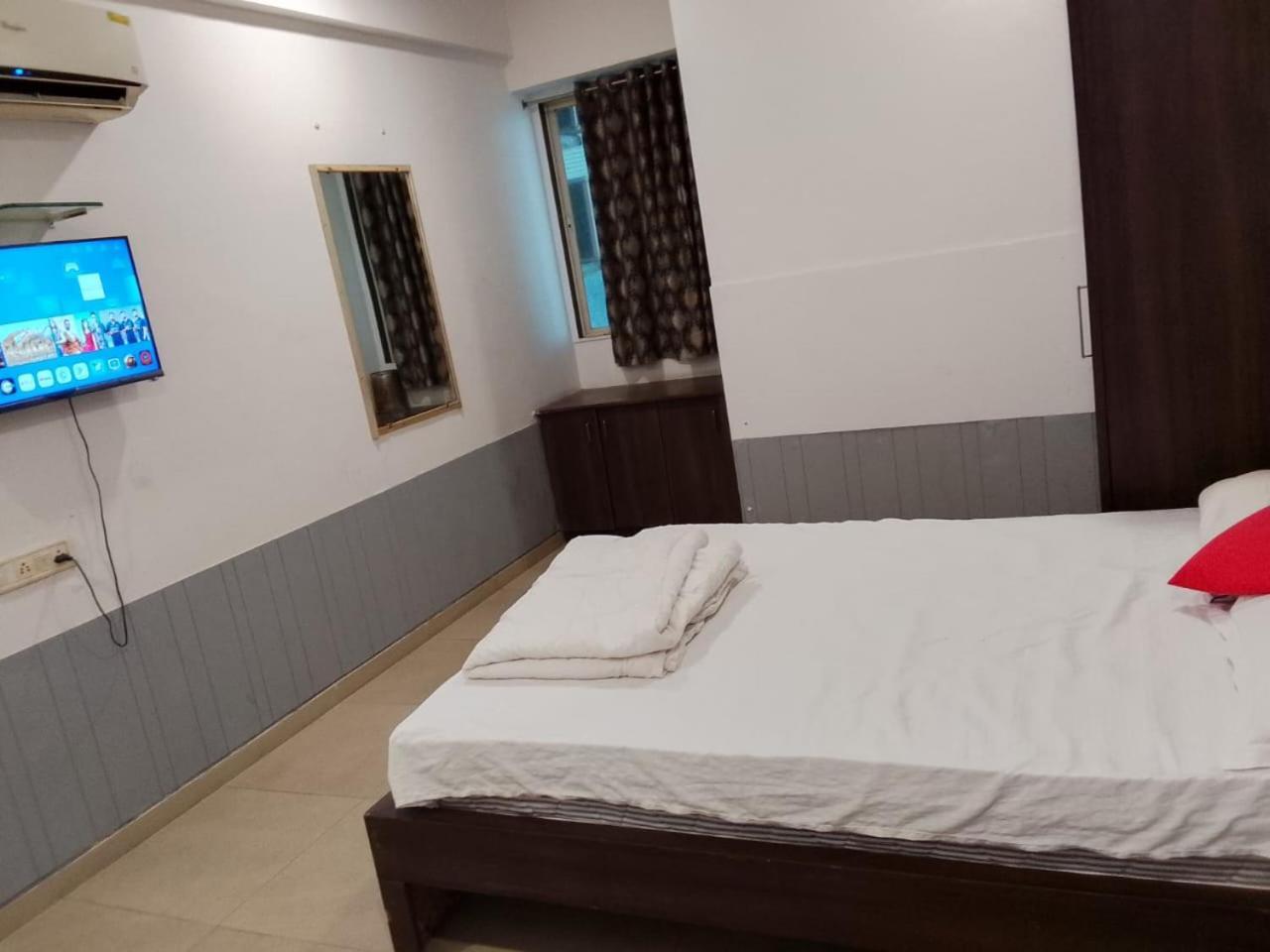Infinity Rooms & Banquet Surat Ngoại thất bức ảnh